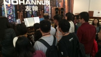 veel mensen voor een orgel van Johannus in Azië