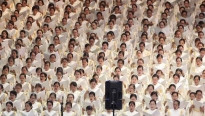 grote groep mensen in het wit bij elkaar