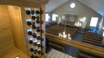 Bovenaanzicht van een orgel met registers in een kerk